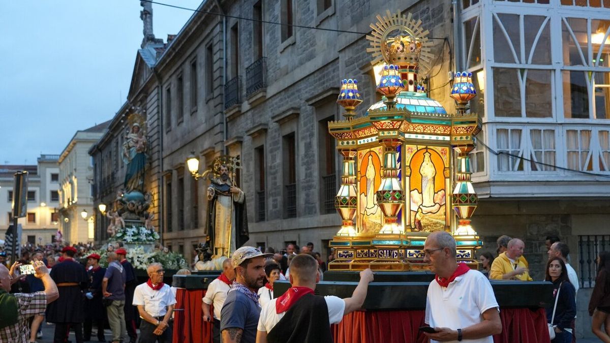 Recorrido de la procesión de los Faroles por la calle Mateo Moraza