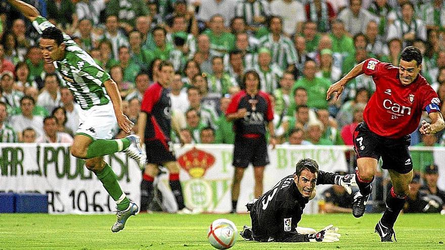Oliveira bate a Elía en presencia de Cruchaga para hacer el 1-0 en la final de Copa de 2005. | FOTO: IRUÑAPRESS
