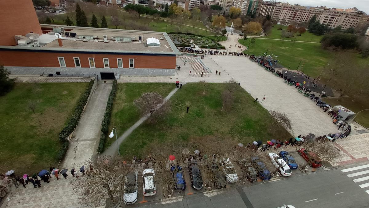 Cola de personas para ver la Mano de Irulegi en el Planetario de Pamplona