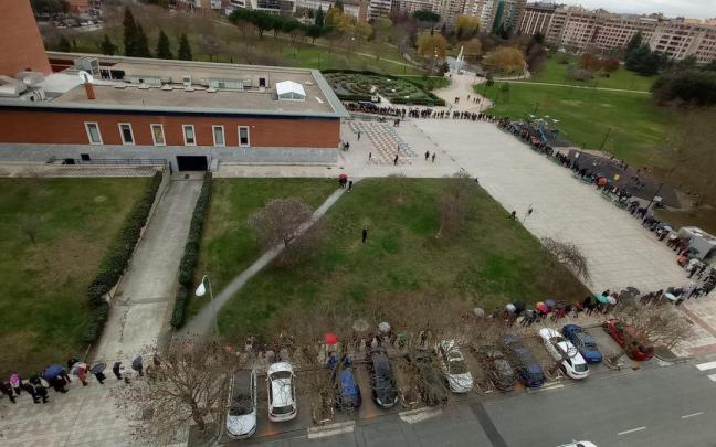 Cola de personas para ver la Mano de Irulegi en el Planetario de Pamplona