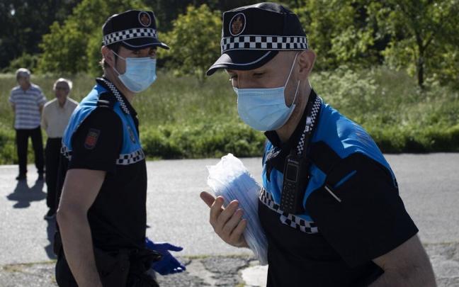 Agentes de la Policía Local repartiendo mascarillas y aplicando gel hidroalcohólico entre los clientes del mercadillo de Burlada, tras su reapertura durante la desescalada del confinamiento decretado por el coronavirus. Agentes de la Policía Local repartiendo mascarillas y aplicando gel hidroalcohólico entre los clientes del mercadillo de Burlada, tras su reapertura durante la desescalada del confinamiento decretado por el coronavirus.