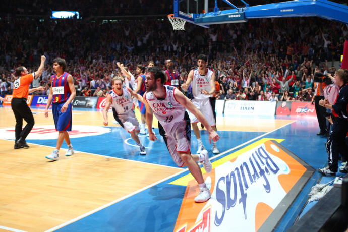 San Emeterio celebra la canasta que dio una liga al Baskonia