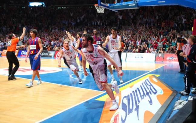 San Emeterio celebra la canasta que dio una liga al Baskonia
