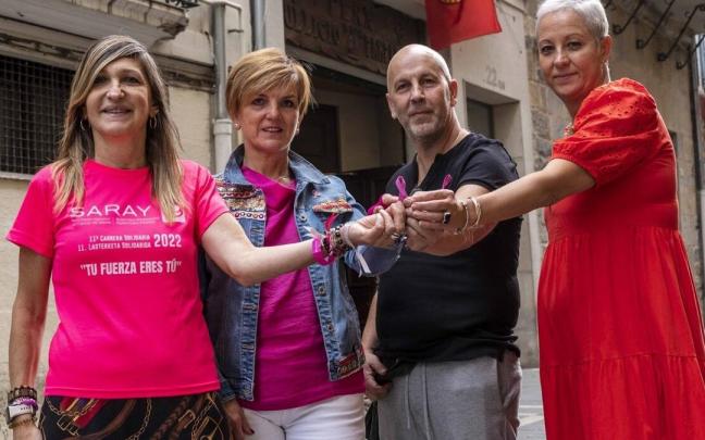 De izquierda a derecha, Izaskun Echechipía, Mari Cruz Garde, Iosu Santxez y Yackie Hernández, delante del local de la peña El Bullicio. De izquierda a derecha, Izaskun Echechipía, Mari Cruz Garde, Iosu Santxez y Yackie Hernández, delante del local de la peña El Bullicio.