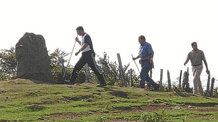 Los corporativos de Montes de Baztan recorren la muga en las proximidades de la 136, con el municipio de Aldudes en el valle de Baigorri.