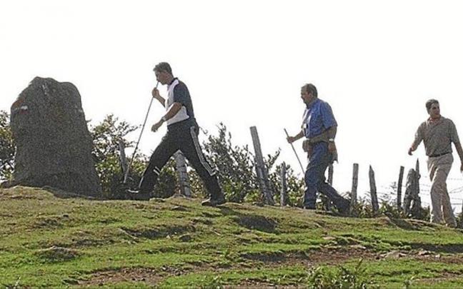 Los corporativos de Montes de Baztan recorren la muga en las proximidades de la 136, con el municipio de Aldudes en el valle de Baigorri.