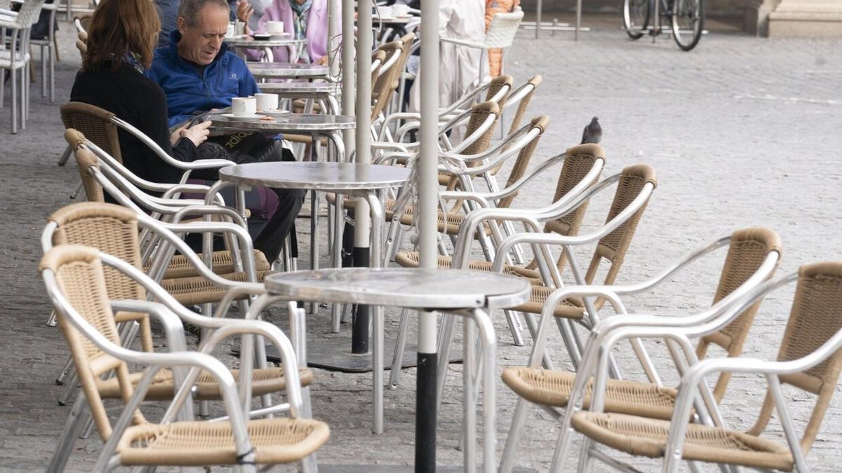 Clientes en una terraza de Vitoria