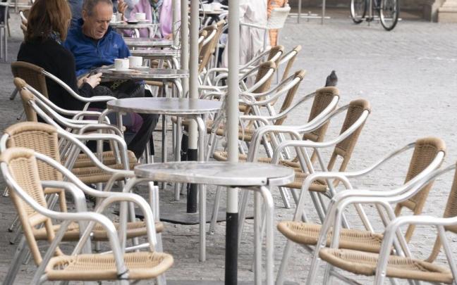 Clientes en una terraza de Vitoria