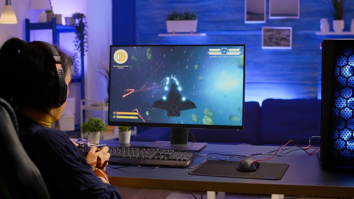 Un joven juega con su ordenador.