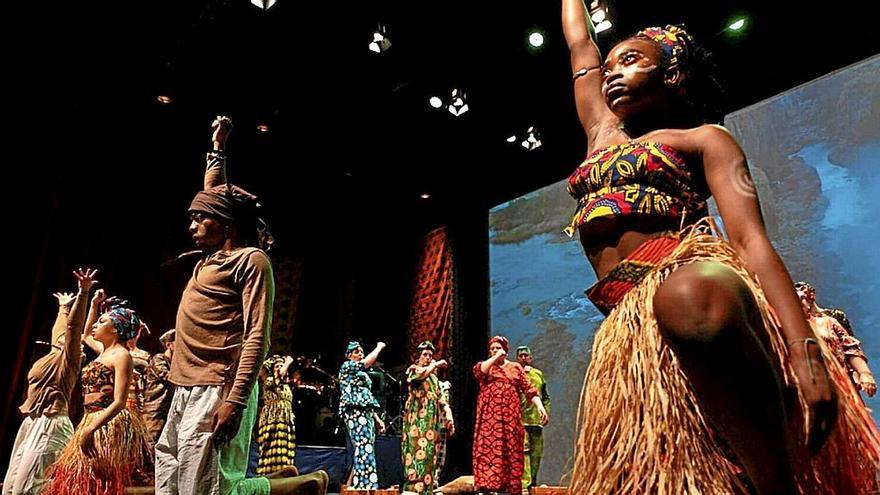 Bailarines, bailarinas, solistas y coralistas en una escena del musical, que el 14 de mayo se presentó en Estella-Lizarra. | FOTO: BERGARA ANTZERKI MUSIKALA