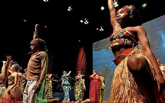 Bailarines, bailarinas, solistas y coralistas en una escena del musical, que el 14 de mayo se presentó en Estella-Lizarra. | FOTO: BERGARA ANTZERKI MUSIKALA