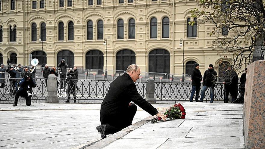 Vladímir Putin deposita un ramo de flores en un monumento con motivo de la celebración del Día de la Unidad Nacional. | FOTO: E.P.