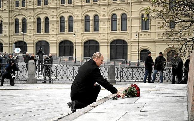 Vladímir Putin deposita un ramo de flores en un monumento con motivo de la celebración del Día de la Unidad Nacional. | FOTO: E.P.