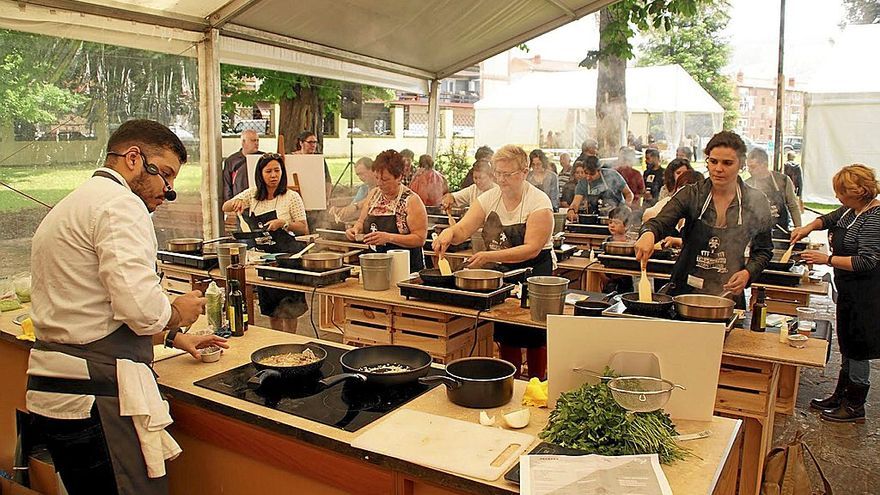 Hoy y mañana exhibiciones de cocina en directo y catas tomarán el jardín del edificio consistorial.