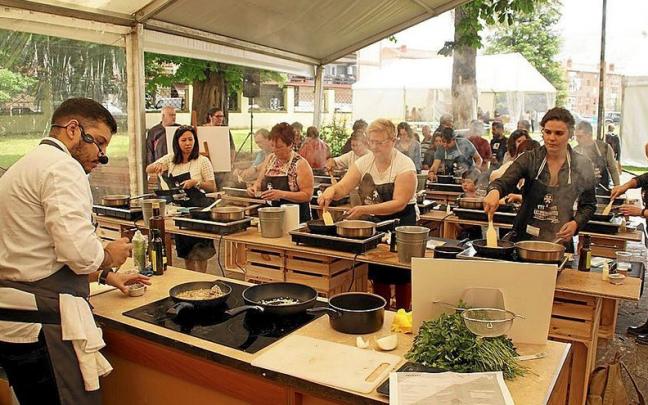 Hoy y mañana exhibiciones de cocina en directo y catas tomarán el jardín del edificio consistorial. Hoy y mañana exhibiciones de cocina en directo y catas tomarán el jardín del edificio consistorial.