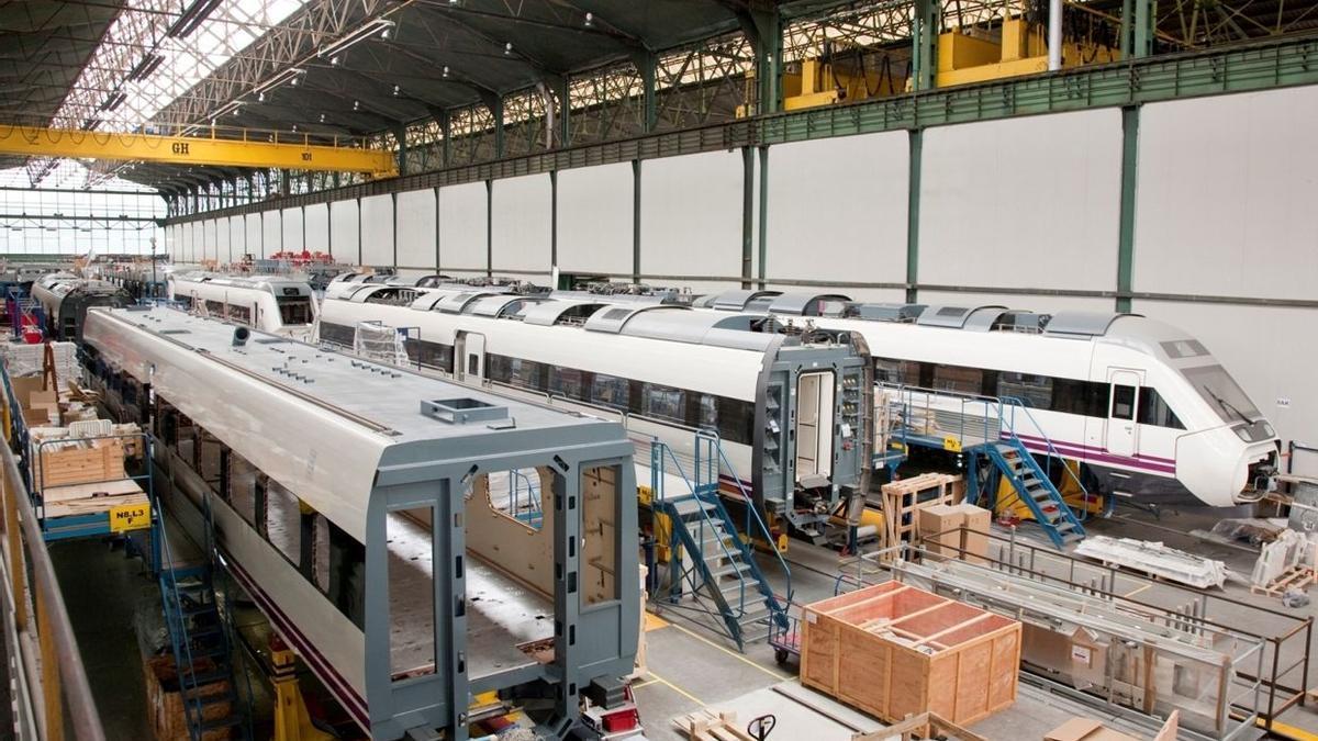 Trenes en construcción en los talleres de CAF en Beasain.