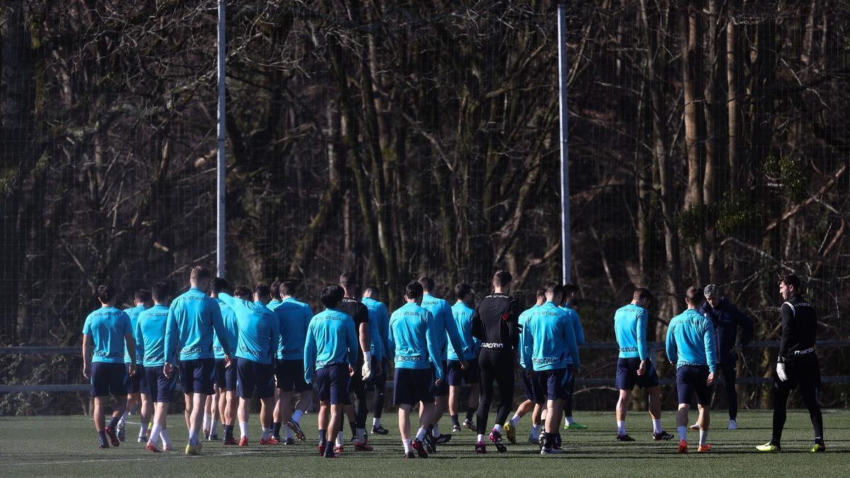 Los jugadores de la Real se dirigen a escuchar a Imanol durante el entrenamiento de este viernes.