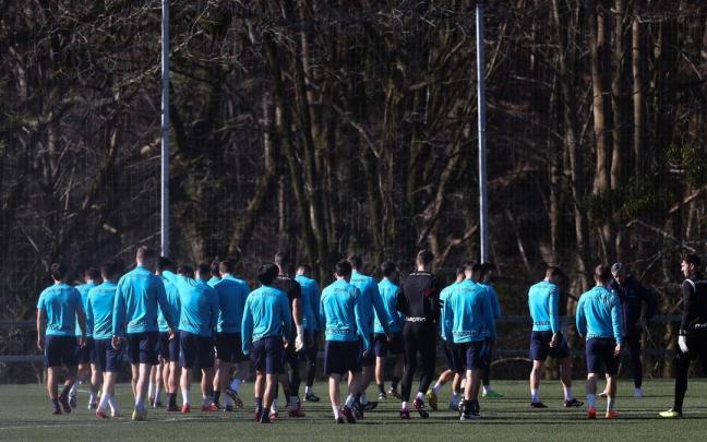 Los jugadores de la Real se dirigen a escuchar a Imanol durante el entrenamiento de este viernes.