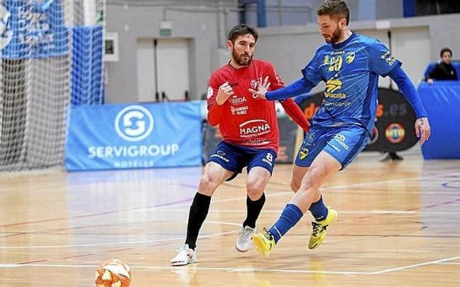 Roberto Martil ante el local Diego Sancho.