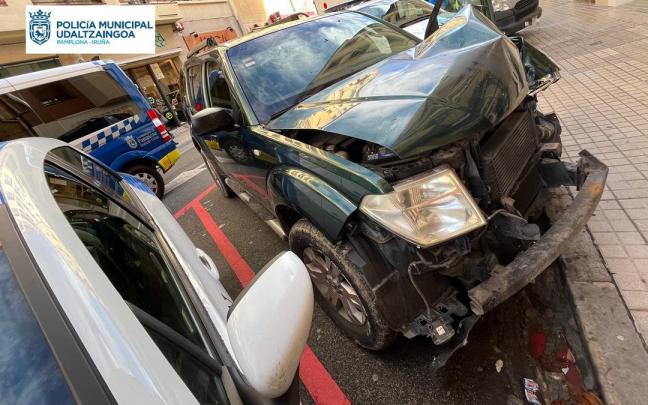Imagen del veh&iacute;culo siniestrado cuyo conductor se fug&oacute;, en la calle Tajonar con calle Catalu&ntilde;a.