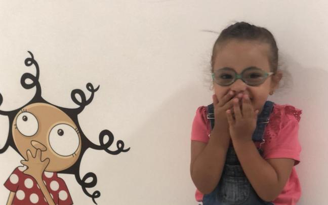 Gracias a las terapias, la sonriente Paula ya dice varias palabras y da sus primeros pasos.