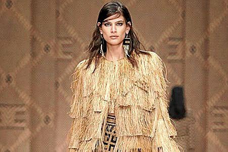 Chaqueta con flecos dorados.