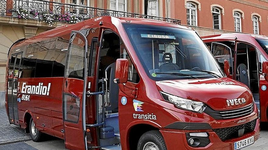 Uno de los veh&iacute;culos del servicio de autob&uacute;s.