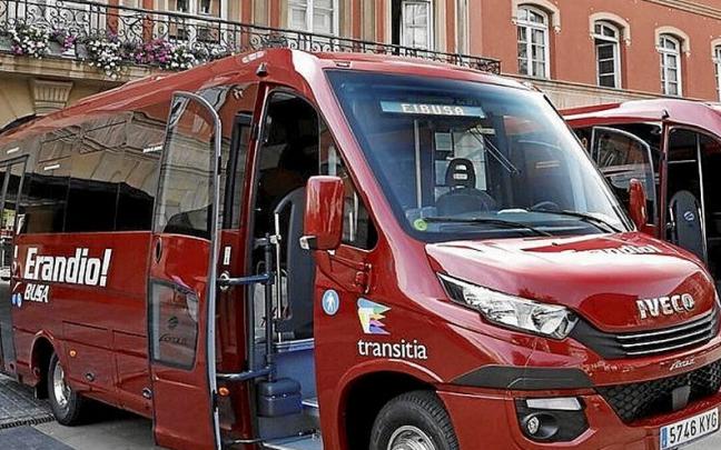 Uno de los veh&iacute;culos del servicio de autob&uacute;s.