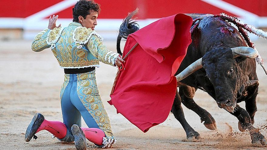 Leo Valadez, pegando un muletazo de rodillas a su primer toro. Foto: Oskar
Montero