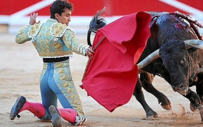 Leo Valadez, pegando un muletazo de rodillas a su primer toro. Foto: Oskar
Montero