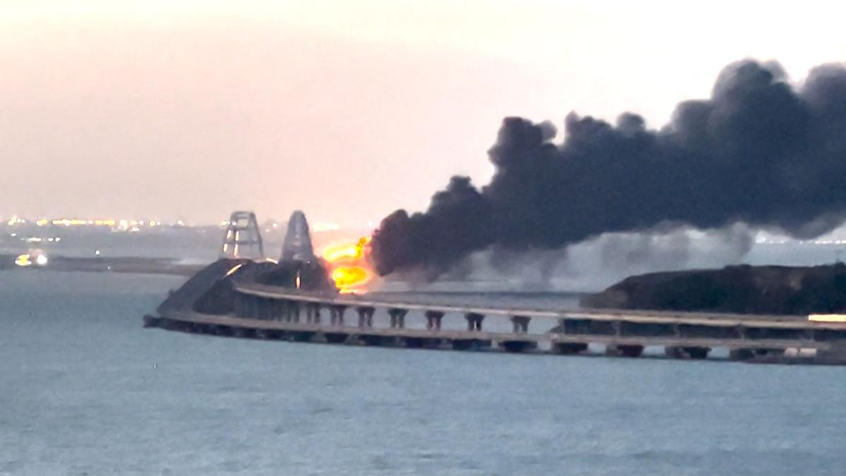 Una gran explosión destruye parte del estratégico puente que enlaza Rusia con Crimea