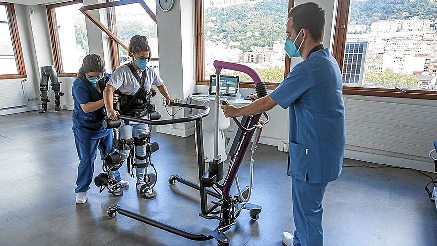 El tratamiento con exoesqueletos ayuda a lograr un patrón de movimiento mucho más natural. | FOTO: JOSÉ MARI MARTÍNEZ