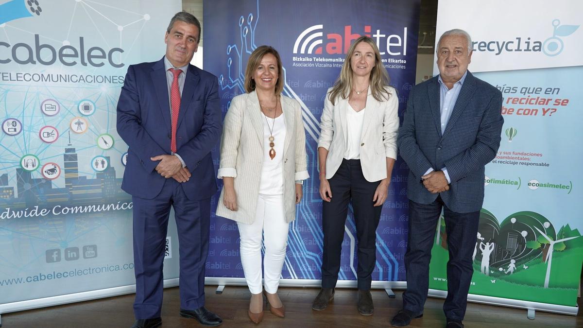 Xabier Basáñez, director general del BEC, con Tamara Yagüe, Matxalen Lauzirika y Pedro Campo, presidente de CECOBI.