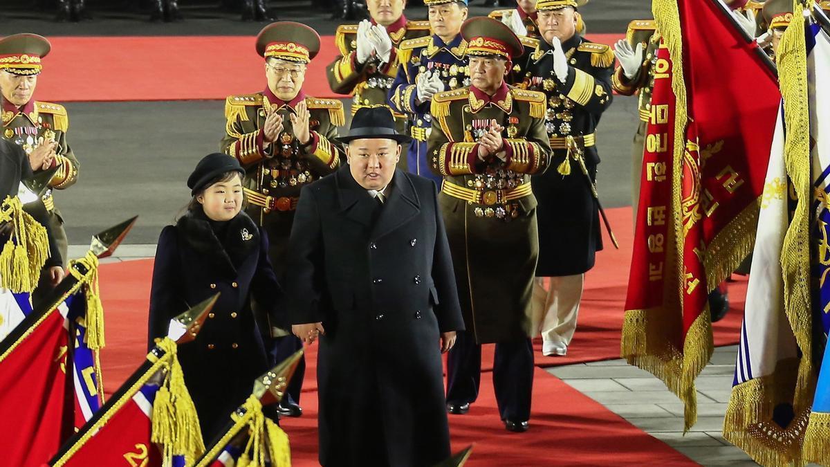 Kim Jong-un, junto a su hija.