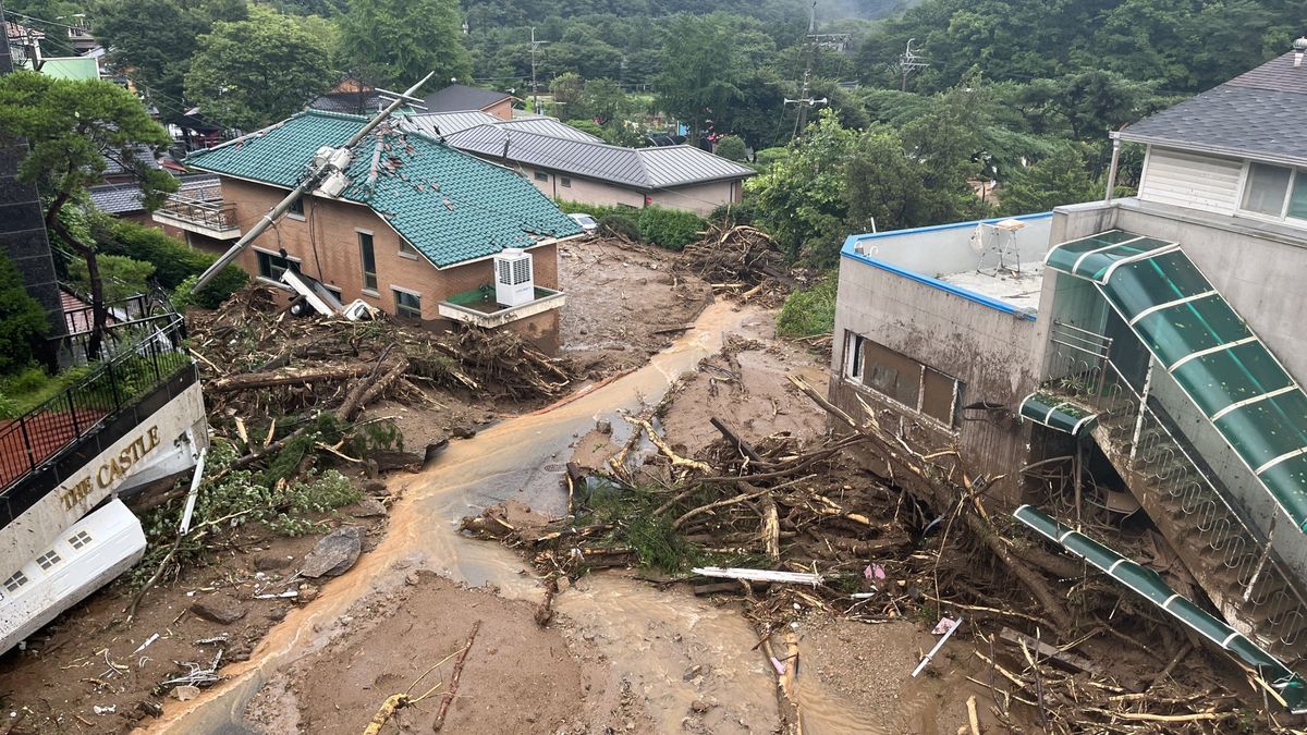Daños en una aldea en Gwangju, al este de Seúl (Corea del Sur).