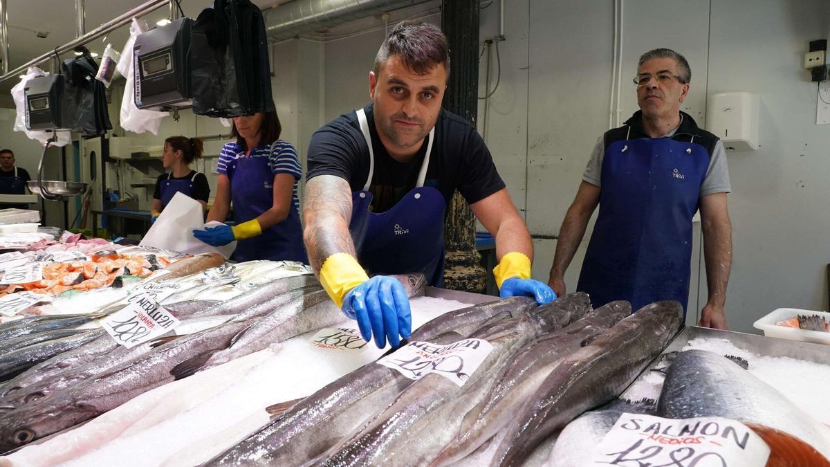 Adolfo Ruiz, propietario de la pescadería Itsasoa : “Al día compramos 12-14 cajas de jibiones, la gente los prepara, congela y los sirve en Navidad”