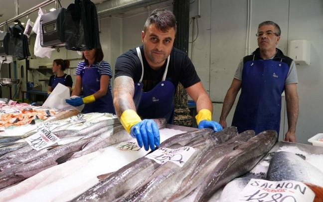 Adolfo Ruiz, propietario de la pescadería Itsasoa : “Al día compramos 12-14 cajas de jibiones, la gente los prepara, congela y los sirve en Navidad” Adolfo Ruiz, propietario de la pescadería Itsasoa : “Al día compramos 12-14 cajas de jibiones, la gente los prepara, congela y los sirve en Navidad”