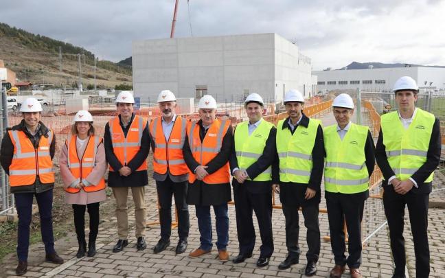 Aierdi junto a responsables de Nasuvinsa y la empresa ENGIE y resto de autoridades en la visita.