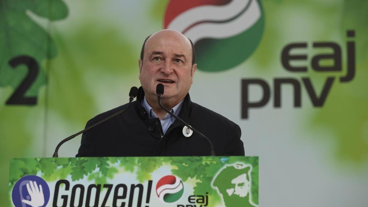 El presidente del EBBB, Andoni Ortuzar, durante su intervención en el acto político celebrado en Sukarrieta.