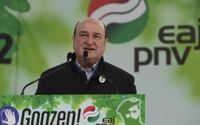 El presidente del EBBB, Andoni Ortuzar, durante su intervención en el acto político celebrado en Sukarrieta.