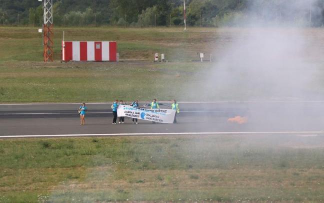 Seguidores de la iniciativa en la pista del aeropuerto de Biarritz. Seguidores de la iniciativa en la pista del aeropuerto de Biarritz.