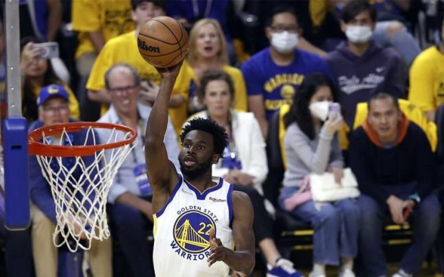 El jugador Andrew Wiggins, de Golden State Warriors, salta para anotar ante Boston Celtics.