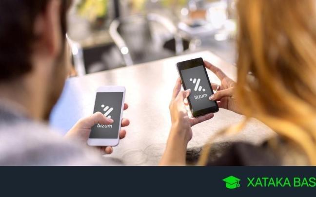 Dos personas realizan una transferencia por Bizum