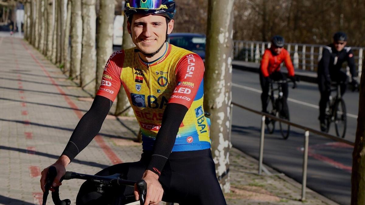 Gorka Sorarrain posa en Tolosa con el maillot de su nuevo equipo, antes de iniciar un entrenamiento.