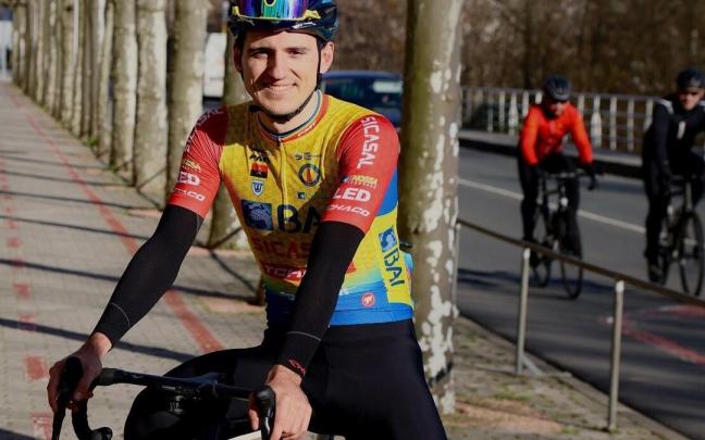 Gorka Sorarrain posa en Tolosa con el maillot de su nuevo equipo, antes de iniciar un entrenamiento.