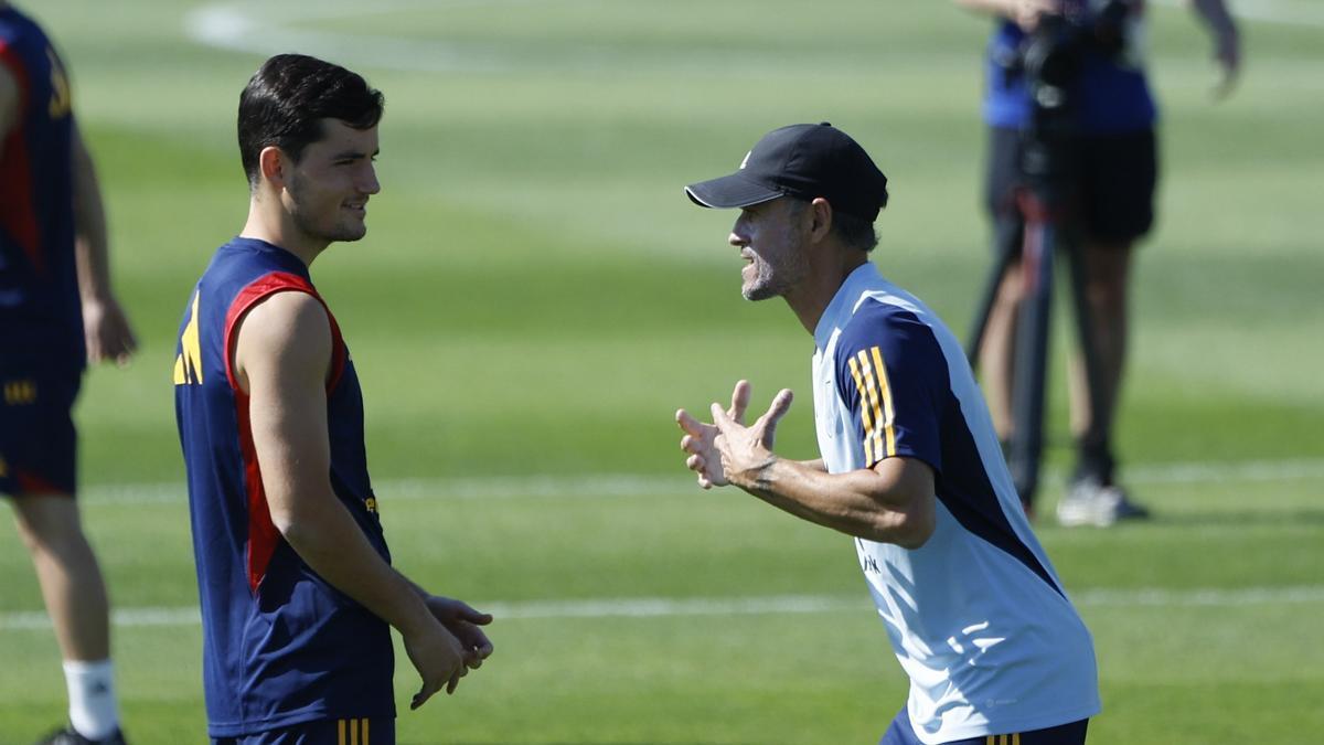 Luis Enrique habla con Morata en un entrenamiento.