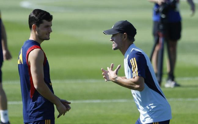 Luis Enrique habla con Morata en un entrenamiento.