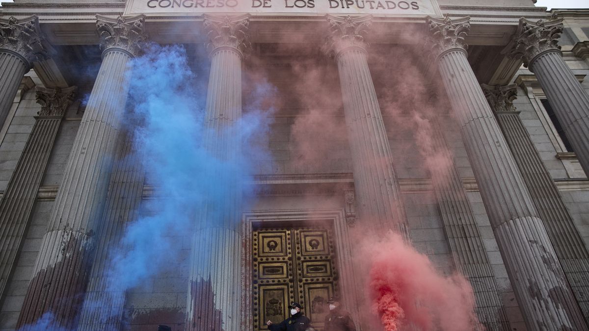 Humo lanzado por los manifestantes en una acción de desobediencia para pedir más ambición en la lucha contra el calentamiento.