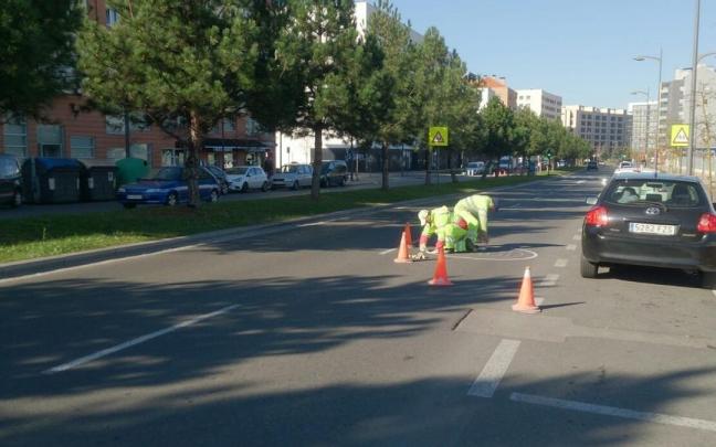 Avenida Naciones Unidas a la altura de los colegios y línea de estacionamientos que desaparecerá al mover el carril bici Avenida Naciones Unidas a la altura de los colegios y línea de estacionamientos que desaparecerá al mover el carril bici