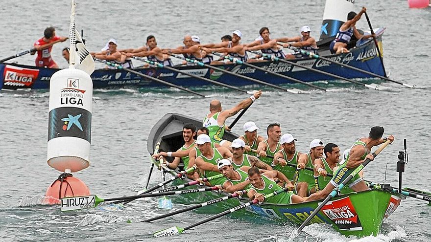 Hondarribia y Urdaibai realizan la segunda ciaboga en aguas de Castro Urdiales. | FOTO: OSKAR GONZÁLEZ